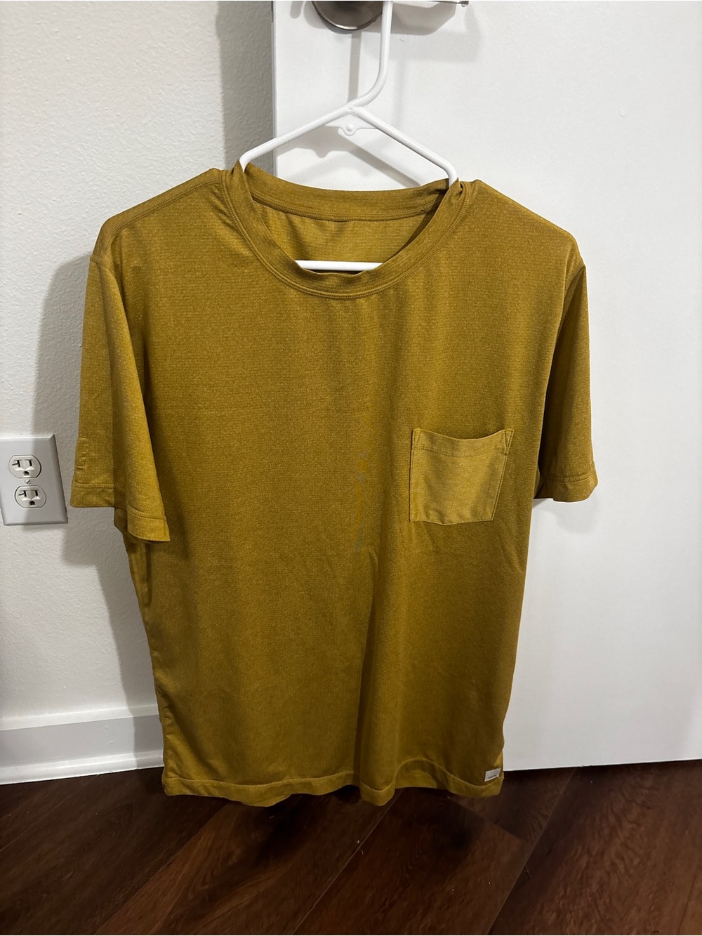 Vuori Tradewinds Short Sleeve Pocket Tee | Gold | Men's Medium